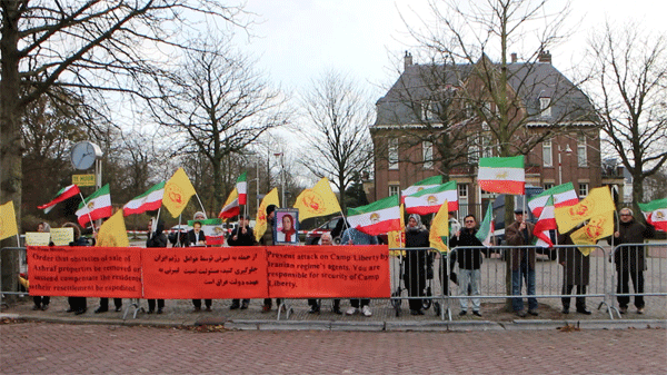 تظاهرات ایرانیان  هوادار سازمان مجاهدین خلق ایران در هلند برای مسافرت به کمپ لیبرتی برای دیدار با خانواده های مجاهد خود در مقابل سفارت عراق