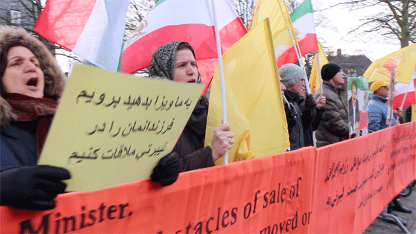 تظاهرات ایرانیان  هوادار سازمان مجاهدین خلق ایران در هلند برای مسافرت به کمپ لیبرتی برای دیدار با خانواده های مجاهد خود در مقابل سفارت عراق