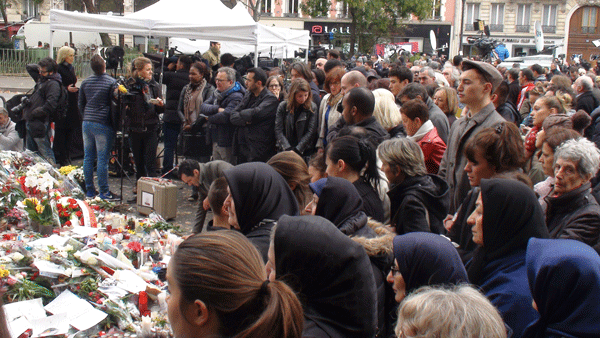 هواداران سازمان مجاهدین خلق ایران دولت نوروزی در گرامیداشت قربانیان حملات تروریستی در پاریس فرانسه از سوی شورای ملی مقاومت ایران شکرت کردند