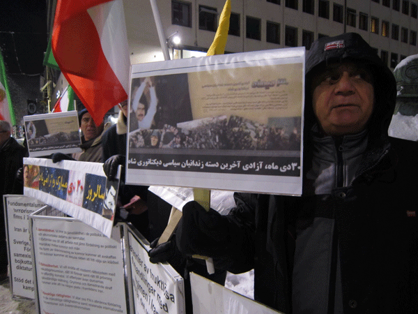 تظاهرات هواداران سازمان مجاهدین خلق ایران علیه سفر آخوند روحانی به پاریس