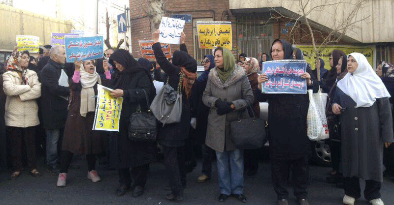 تجمع اعتراضی معلمان  و فرهنگیان بازنشسته در مقابل مقر ریاست جمهوری آخوند روحانی در تهران