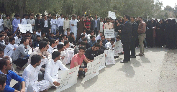 تجمع اعتراضی و تظاهرات دانشجویان مجتمع آموزش عالی سراوان