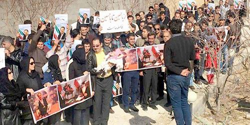تجمع هواداران زندانی سیاسی محمد علی طاهری در مقابل زندان اوین