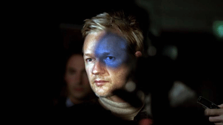 Den zweiten Preis in dieser Kategorie erhält der irische Fotograf Seamus Murphy mit einem Porträt des WikiLeaks-Gründers Julian Assange, aufgenommen während dessen Pressekonferenz in London am 30. September 2010. (Foto: dpa)پتره جولیان آسانژ - عکاس ایرلندی، جولیان آسانژ را در یک کنفرانس مطبوعاتی نشان میدهد 