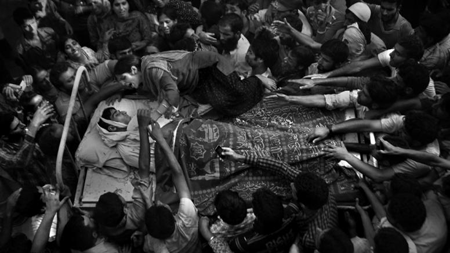 Den ersten Preis in der Kategorie "Menschen in den Nachrichten - Einzelfoto" erhält der AP-Fotograf Altaf Qadri. Es wurde bei der Trauerfeier für Feroz Ahmad in Srinagar/Kaschmir aufgenommen. (Foto: dapd)خاکپساری فیروزاحمد در کشمیر برنده بهترین عکس انسان و خبر 