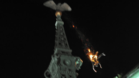 Ein Mensch springt in den Tod: Für dieses Foto wurde der Ungar Peter Lakatos mit dem ersten Preis in der Kategorie "Spot News" ausgezeichnet. (Foto: dapd)خودکشی یک نفر از یک عکاس آماتور برنده جایزه بهترین عکس آماتور 