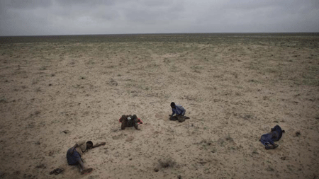 Der Kanadier Ed Ou erhält für seine Reportage über vier somalische Flüchtlinge, die durch die Wüste den Jemen erreichen wollen, den 1. Preis für "Reportage - Gegenwartsthemen". (Foto: dapd)بهترین عکس مستند سال فرار 4 سومالیایی را نشان میدهد از طریق صحرا میخواهند به یمن برسند 