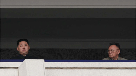 Dritter Preis in der Kategorie "Menschen in den Nachrichten - Einzelfoto": Dem Fotografen Vincent Yu gelang diese Aufnahme des nordkoreanischen Staatschefs Kim Jon Il (rechts) und seines Sohnes und designierten Nachfolger Kim Jon Un während der Militärparade anlässlich des 65. Jahrestages der herrschenden Arbeiterpartei. (Foto: dapd) پدر و پسر - عکس رئیس جمهور کره شمالی به همراه پسرش که جانشین او در حزب میباشد را نشان میدهد ، برنده جایزه سوم شده است 