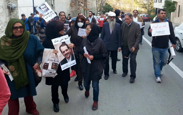 تجمع هوادران محمد علی طاهری مقابل زندان اوین ویورش گارد و نیروها ی امنیتی برای متفرق ساختن