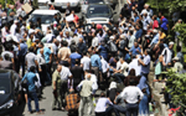 تجمع اعتراضی غارت شدگان ارگان چپاولگر ثامن‌الحجج در مقابل بانک مرکزی