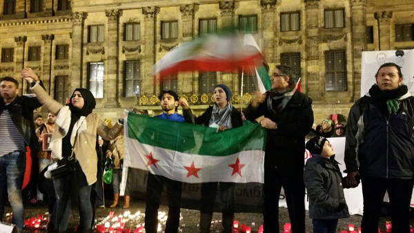 شرکت حامیان مقاومت در آمستردام در تظاهرات محکومیت جنایت در حلب