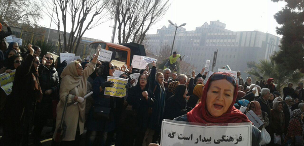 تجمع بازنشستگان کشوری در تهران در مقابل سازمان برنامه و بودجه 