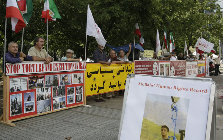 محکومیت موج اعدامها  نقض وحشتناک حقوق بشر در ایران - همبستگی با جنبش دادخواهی - تظاهرات در مونترال -کانادا