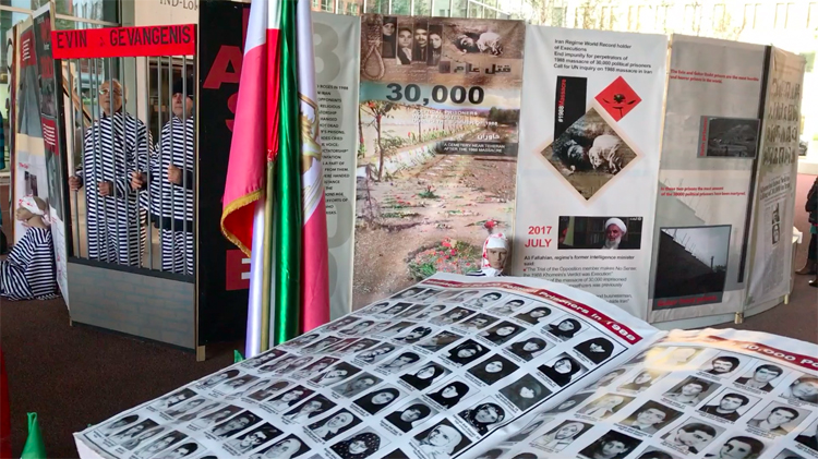 نمایشگاه عکس شهیدان قتل عام تابستان ۶۷- لاهه، مقابل وزارتخارجه هلند