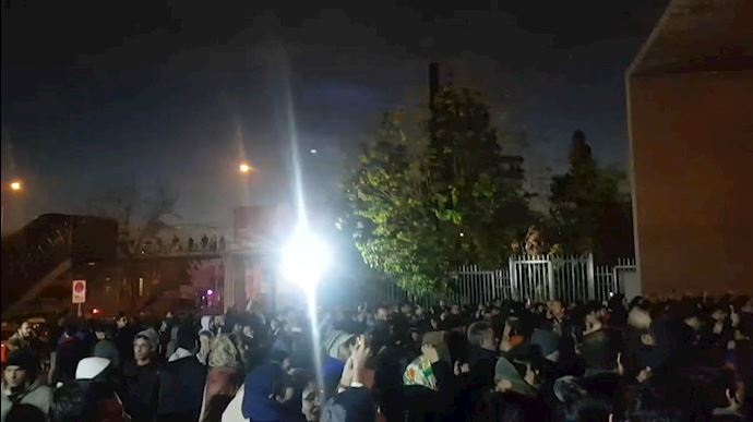 تظاهرات مردم و دانشجویان در تهران با شعارهای مرگ بر دیکتاتور، سپاهی حیا کن مملکتو رها کن