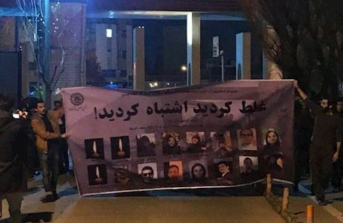 تظاهرات مردم و دانشجویان در تهران با شعارهای مرگ بر دیکتاتور، سپاهی حیا کن مملکتو رها کن