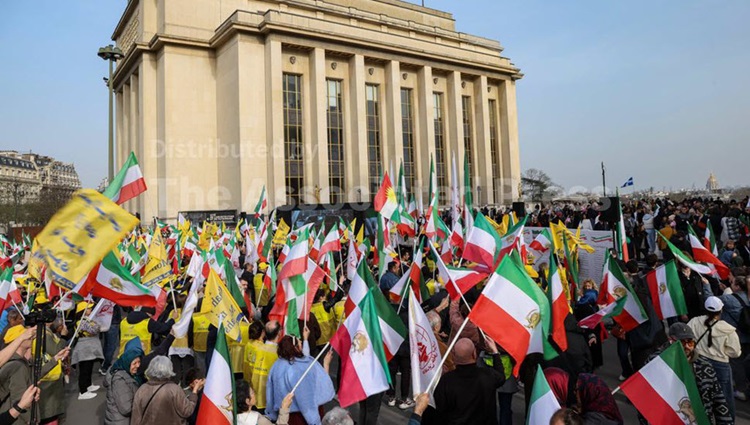 پژواک بلند صدای مردم ایران در تظاهرات پاریس در گزارش تصویری آسوشیتدپرس 